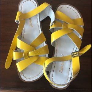Women’s saltwater sandals size 7 fit like an 8.